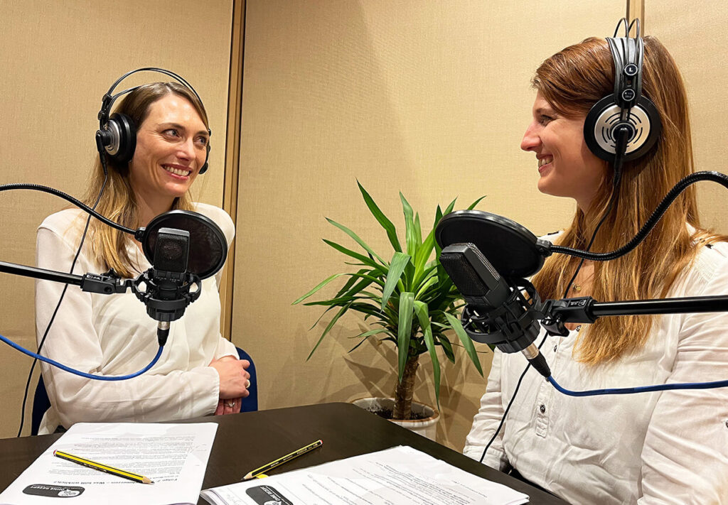 Katha & Isa im Podcast-Studio
